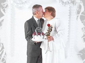 Brautpaar küßt sich Hochzeitstage Glückwünsche zum Hochzeitsjubiläum